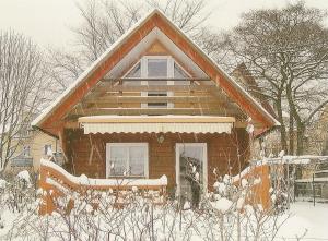 dom pokryty śniegiem z przodu w obiekcie Holiday home in Zinnowitz (Seebad) 3242 w Zinnowitz