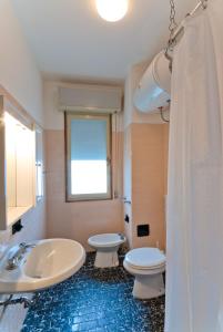 ビビオーネにあるApartment in Bibione 24425のバスルーム(白い洗面台、トイレ付)