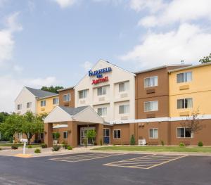 uma imagem de um hotel com estacionamento em Fairfield Inn & Suites by Marriott Quincy em Quincy