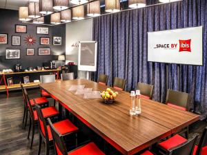 a conference room with a large wooden table and chairs at ibis Bristol Temple Meads in Bristol +74 photos