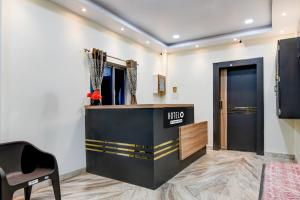 a dressing room with a mirror and a counter at Super Hotel O Shalimar Railway Junction Howrah in Garden Reach