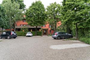 un gruppo di auto parcheggiate di fronte a un edificio di Antica Locanda Il Sole a Castel Maggiore