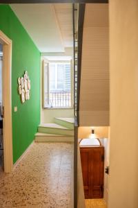 a room with a green wall and a window at Verde romantico in Città della Pieve