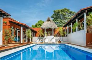 an image of a swimming pool at a villa at Luxury Casa Cindy in Puerto Escondido