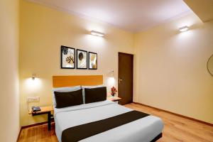 a bedroom with a large bed in a room at OYO Townhouse Singapore Mall Formerly Hotel Sunshine in Lucknow