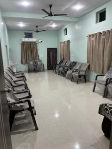 a waiting room with chairs and tables and a ceiling at Shyam Hotel & Janmasa in Rewa +10 photos