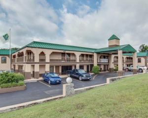 a hotel with cars parked in a parking lot at Quality Inn Mt Pleasant in Mount Pleasant