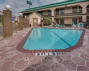 a swimming pool in front of a hotel at Quality Inn Mt Pleasant in Mount Pleasant