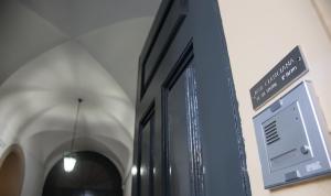 un cartello che si trova sul lato di un edificio di Cianciana a Catania