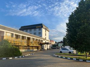 a hotel with a car parked in front of it at Hotel Ciao in Târgu-Mureş