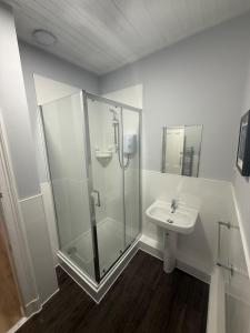 ein Badezimmer mit Dusche und Waschbecken in der Unterkunft Peterhead contractor accommodation in Peterhead