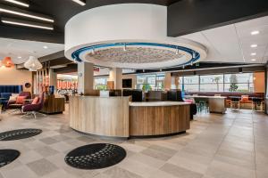 a lobby of a fast food restaurant with a bar at Tru By Hilton Augusta Washington Road in Augusta