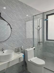 a bathroom with a toilet and a sink and a mirror at Bắp Villa Huế in Thôn Lại Thê +13 photos