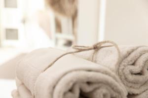a close up of a towel on a persons head at Tiny Ferienwohnung am Stadtpark in Schwäbisch Hall
