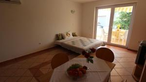 Postel nebo postele na pokoji v ubytování Apartment Malinska, Krk 15