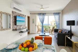 a living room with a table with fruit on it at Boca del mar III in Boca Chica