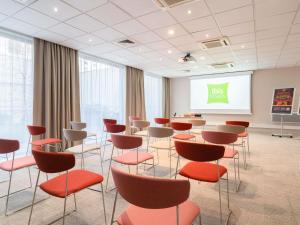 a lecture room with chairs and a projection screen at ibis Styles Paris Porte d'Orléans in Montrouge