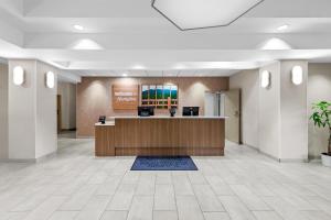 Die Eingangshalle eines Krankenhauses mit einem Empfangstresen in der Unterkunft Hampton Inn Harrison in Harrison + 23 Fotos