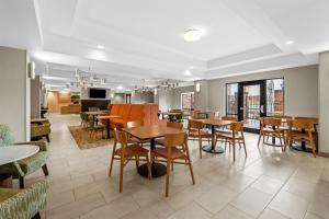 ein Restaurant mit Tischen und Stühlen in einem Raum in der Unterkunft Hampton Inn Harrison in Harrison