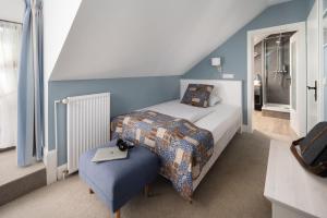 a bedroom with a bed with a blue wall at Kleinhuis Hotel Mellingburger Schleuse in Hamburg +34 photos