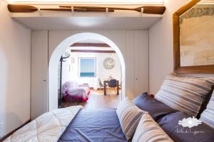 a living room with a couch and an archway at La cabina del capitano in Bogliasco +9 photos