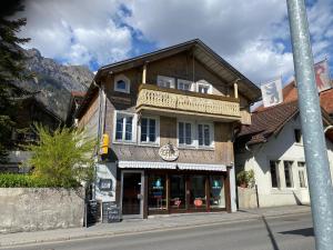 a building on the corner of a street at Apartment mit Balkon in Brienz