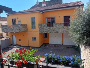 a house with flowers in front of it at Corte DON BOSCO 5 in Monfalcone