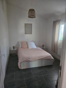 a bedroom with a bed and a window at Gîte Les Durands in Cahors
