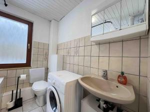 a bathroom with a washing machine and a sink at TEU101 komfortable Monteurwohnung in Teublitz