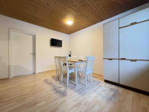 a kitchen with a table and chairs and a refrigerator at TEU101 komfortable Monteurwohnung in Teublitz