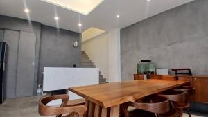 a dining room with a wooden table and chairs at MM No6 Villa in Luodong