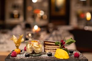 a table topped with a dessert and a jar of food at Kleinhuis Hotel Mellingburger Schleuse in Hamburg