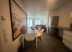 eine Küche und ein Wohnzimmer mit Tisch und Stühlen in der Unterkunft Apart Halver in Halver + 7 Fotos