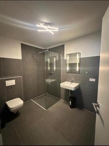ein Badezimmer mit Toilette und Waschbecken in der Unterkunft Apart Halver in Halver