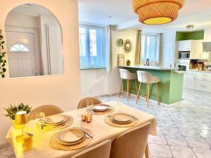 a dining room and kitchen with a table and chairs at Maison Bellebat - proche d'Orleans in Orléans +24 photos