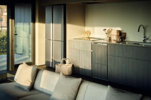 a living room with a couch and a kitchen at Hiire IZU OLIVE in Ito