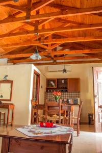 DoulianaにあるIliopetraの木製の天井のキッチン&ダイニングルーム