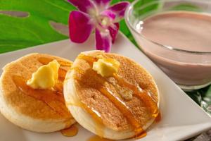 two pancakes with butter on a plate with a flower at Spa Resort Hawaiians Monolith Tower in Iwaki +90 photos