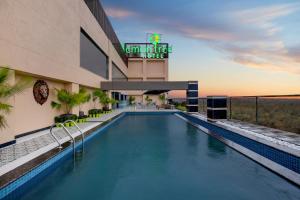 a swimming pool in front of a hotel at Lemon Tree Hotel, Bhubaneswar in Bhubaneshwar