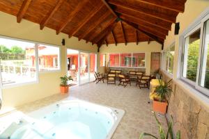 Bazén v ubytování Altos de Aliwen nebo v jeho okolí