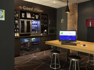 a bar with a desk with a computer on it at ibis Styles Roanne Centre Gare in Roanne
