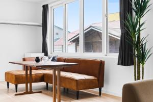 a living room with a table and a couch at Nord Birch in Tōbetsu