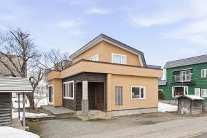 a house that is on the side of a street at Nord Birch in Tōbetsu