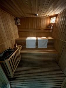 an overhead view of a sauna with two towels at Kurort Kozubnik Daglezja D23 Vista Stay in Porąbka