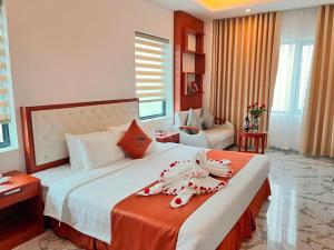 a hotel room with a large bed and a living room at Lan Chau Luxury Hotel in Cửa Lô