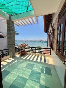 a balcony with a view of the water at Hạnh Homestay in Thôn Trị Thủy