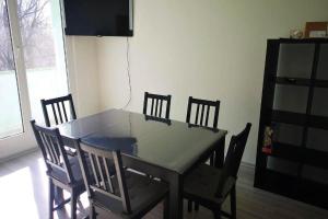 a dining room table and chairs in a room at Ferien- & Monteurwohnung, 5 Betten, WLAN, Parkplatz, Balkon in Nonnendorf