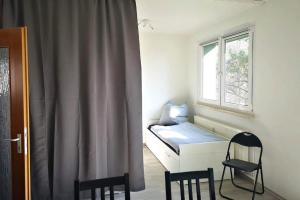 a small room with a bed and a window at Ferien- & Monteurwohnung, 5 Betten, WLAN, Parkplatz, Balkon in Nonnendorf +4 photos