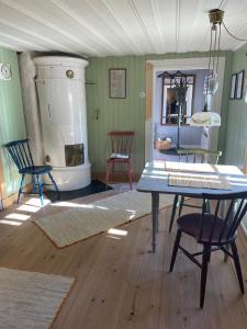 una stanza con un tavolo e due sedie di One Room Bed & Breakfast a Skänninge