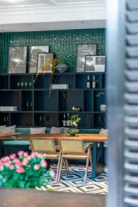 a dining room with a table and chairs at La MAISON Banshan in Chongqing